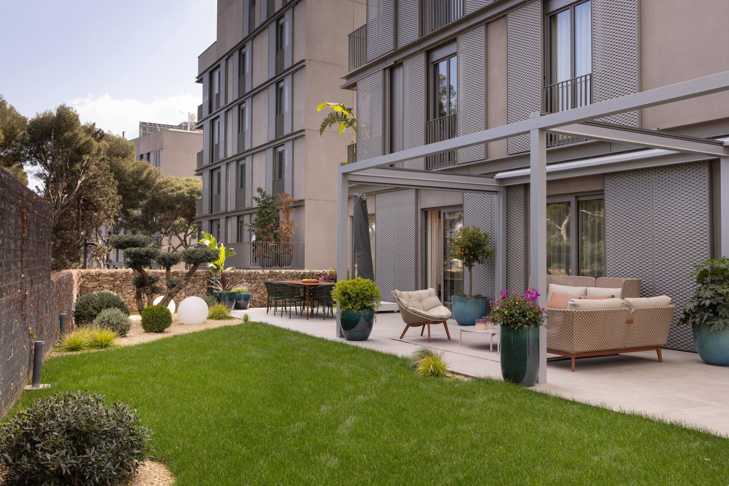 terrasse avec pergola acier appartement contemporain avec jardin paysagé terrasse avec pergola acier appartement contemporain avec jardin paysagé