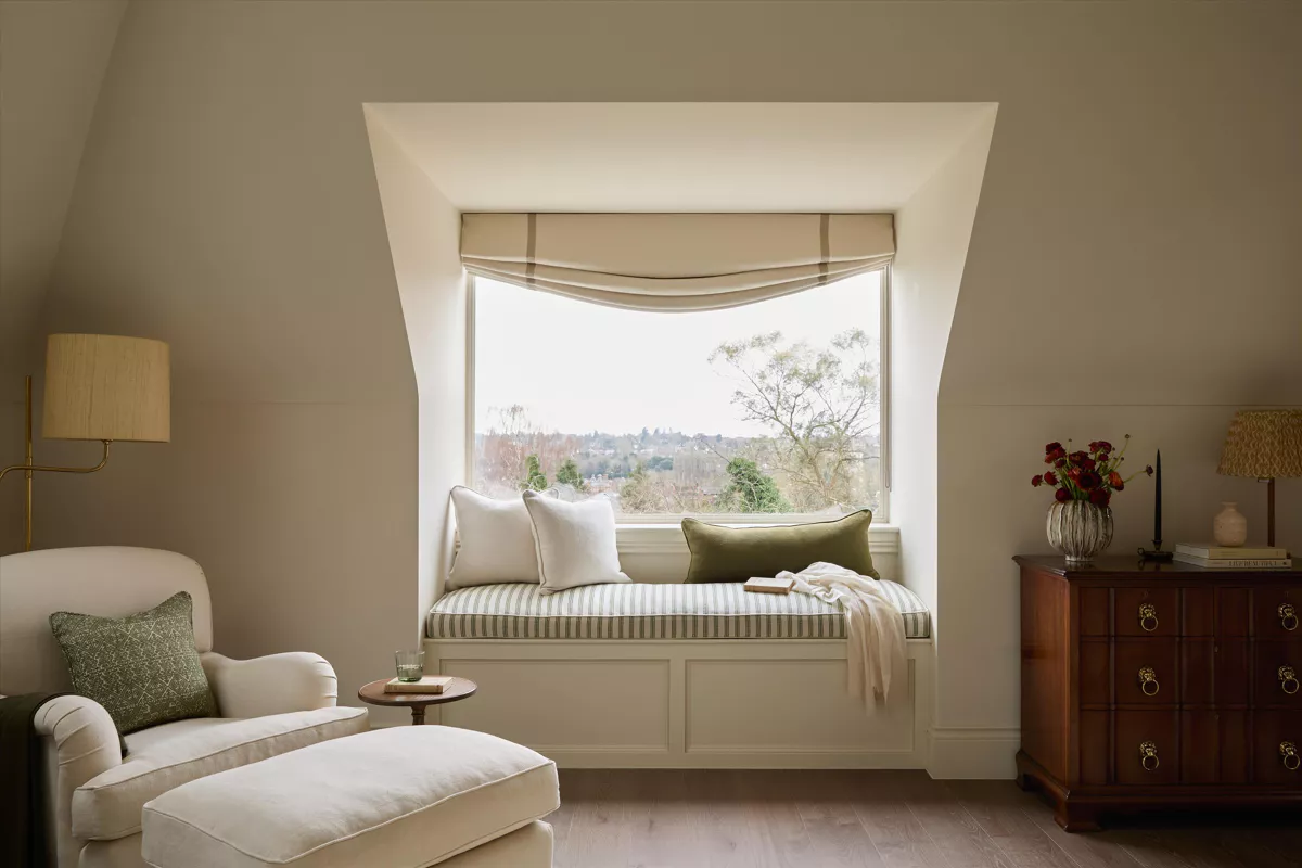 chambre mansardée décoration contemporaine classique et naturelle