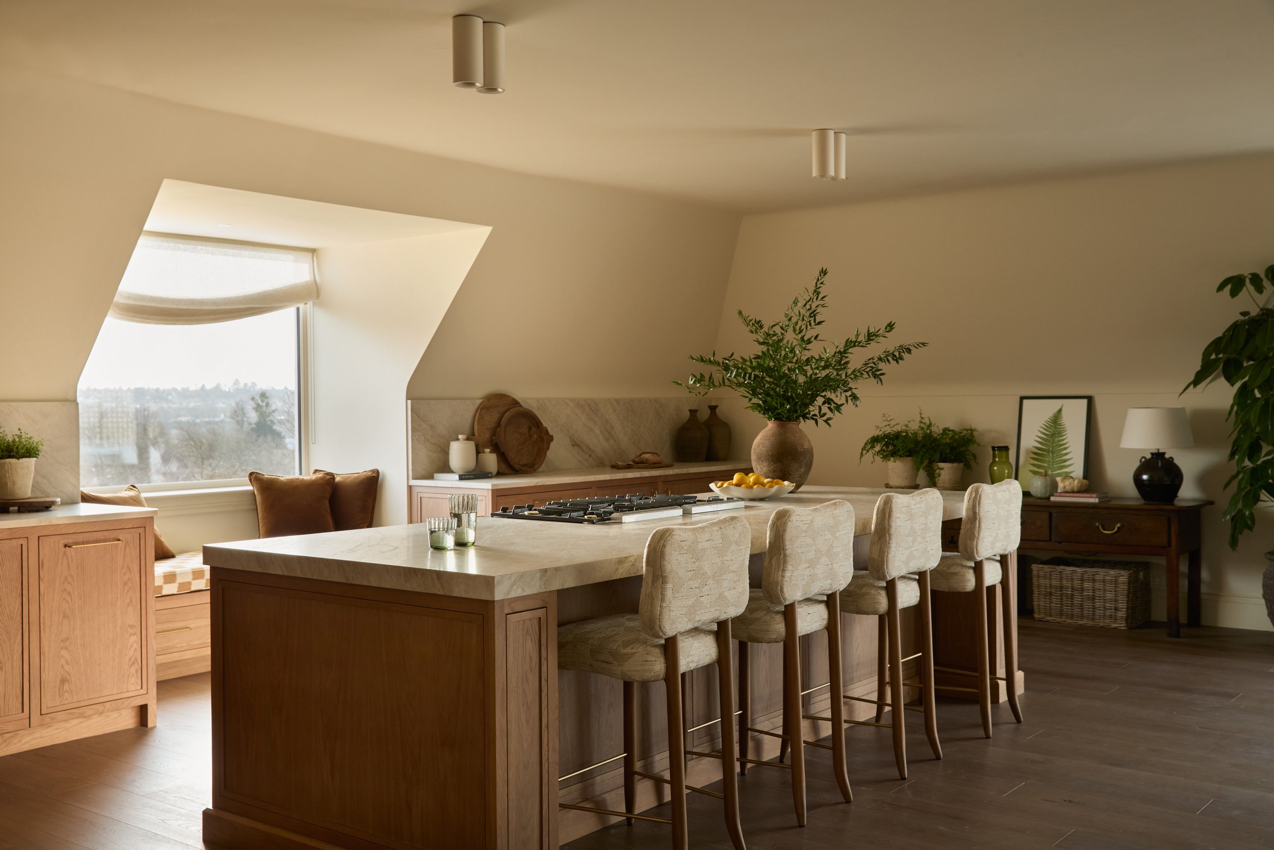 cuisine mansardée avec îlot décoration contemporaine classique et naturelle