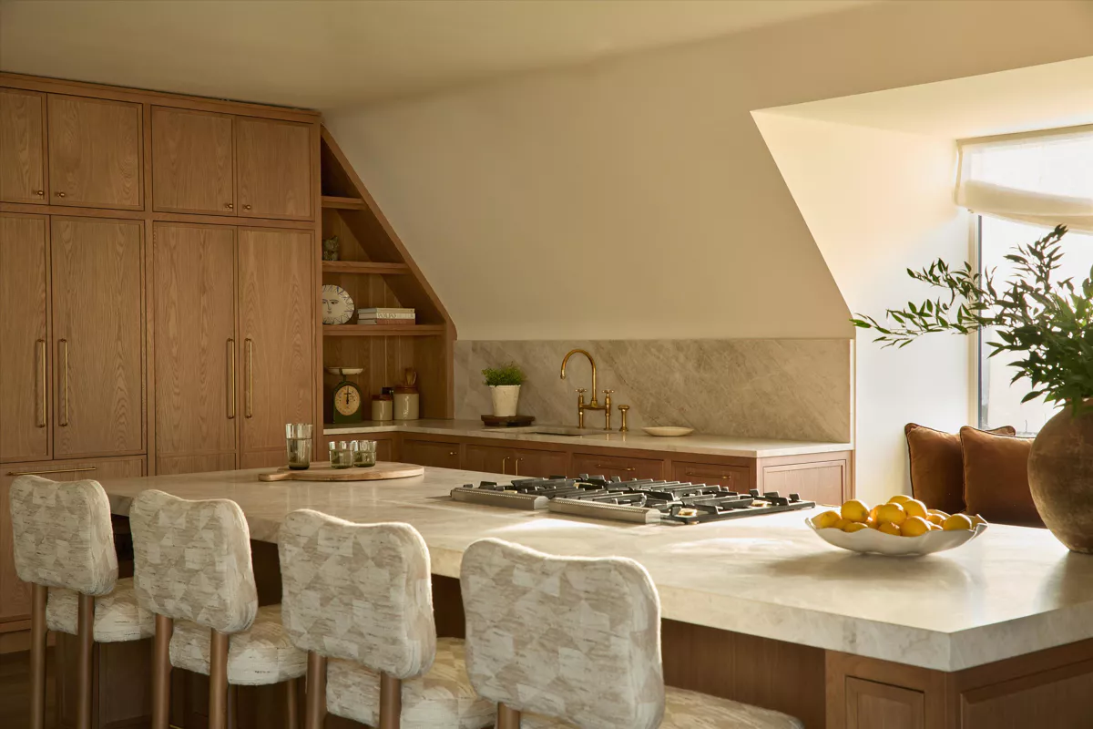 cuisine mansardée avec îlot décoration contemporaine classique et naturelle