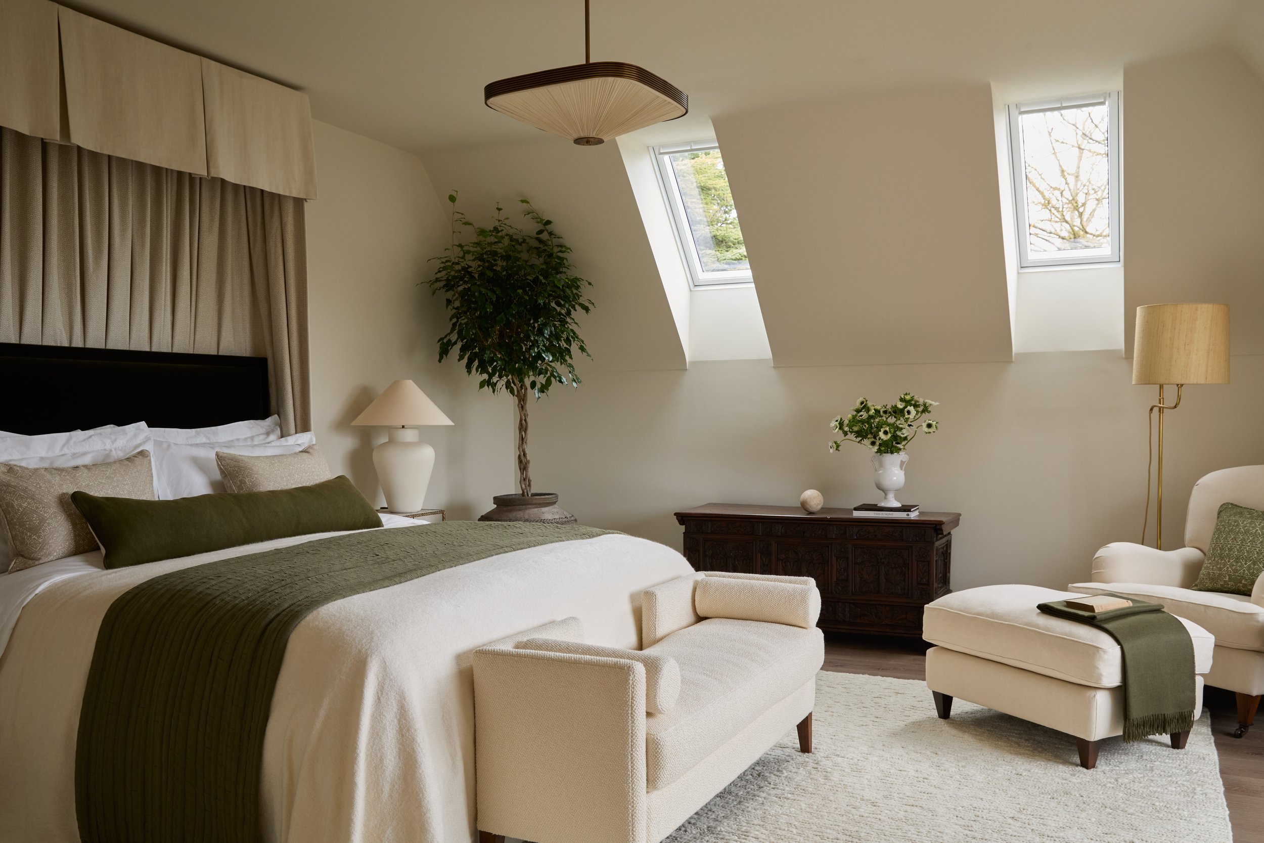 chambre mansardée décoration contemporaine classique et naturelle