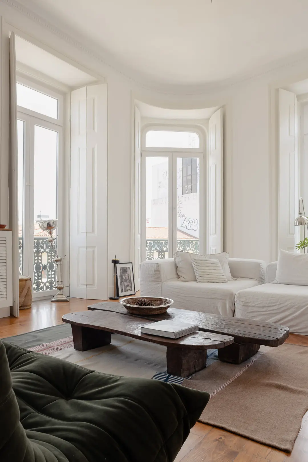salon décoration contemporaine blanche appartement ancien rénové salon décoration contemporaine blanche appartement ancien rénové