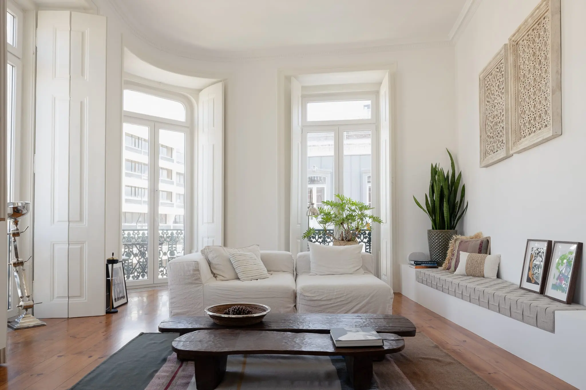 salon décoration contemporaine blanche appartement ancien rénové salon décoration contemporaine blanche appartement ancien rénové