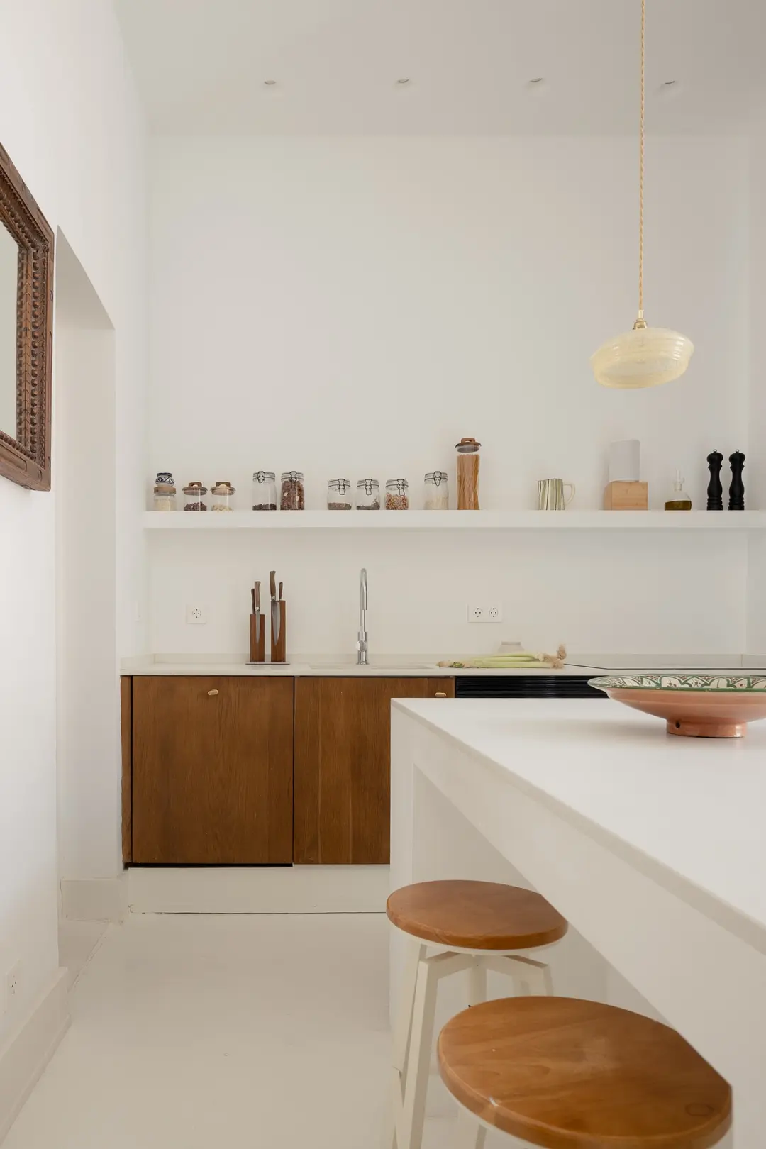 cuisine minimaliste bois et blanc appartement ancien rénové cuisine minimaliste bois et blanc appartement ancien rénové