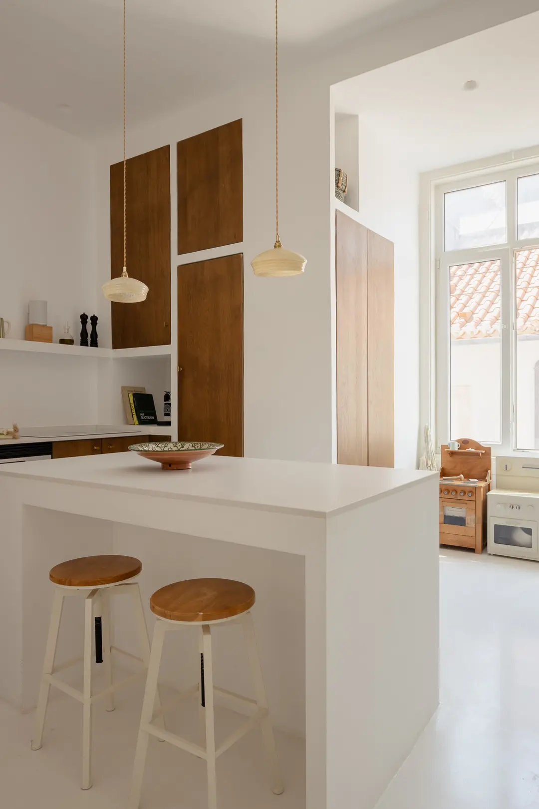 cuisine minimaliste bois et blanc appartement ancien rénové cuisine minimaliste bois et blanc appartement ancien rénové