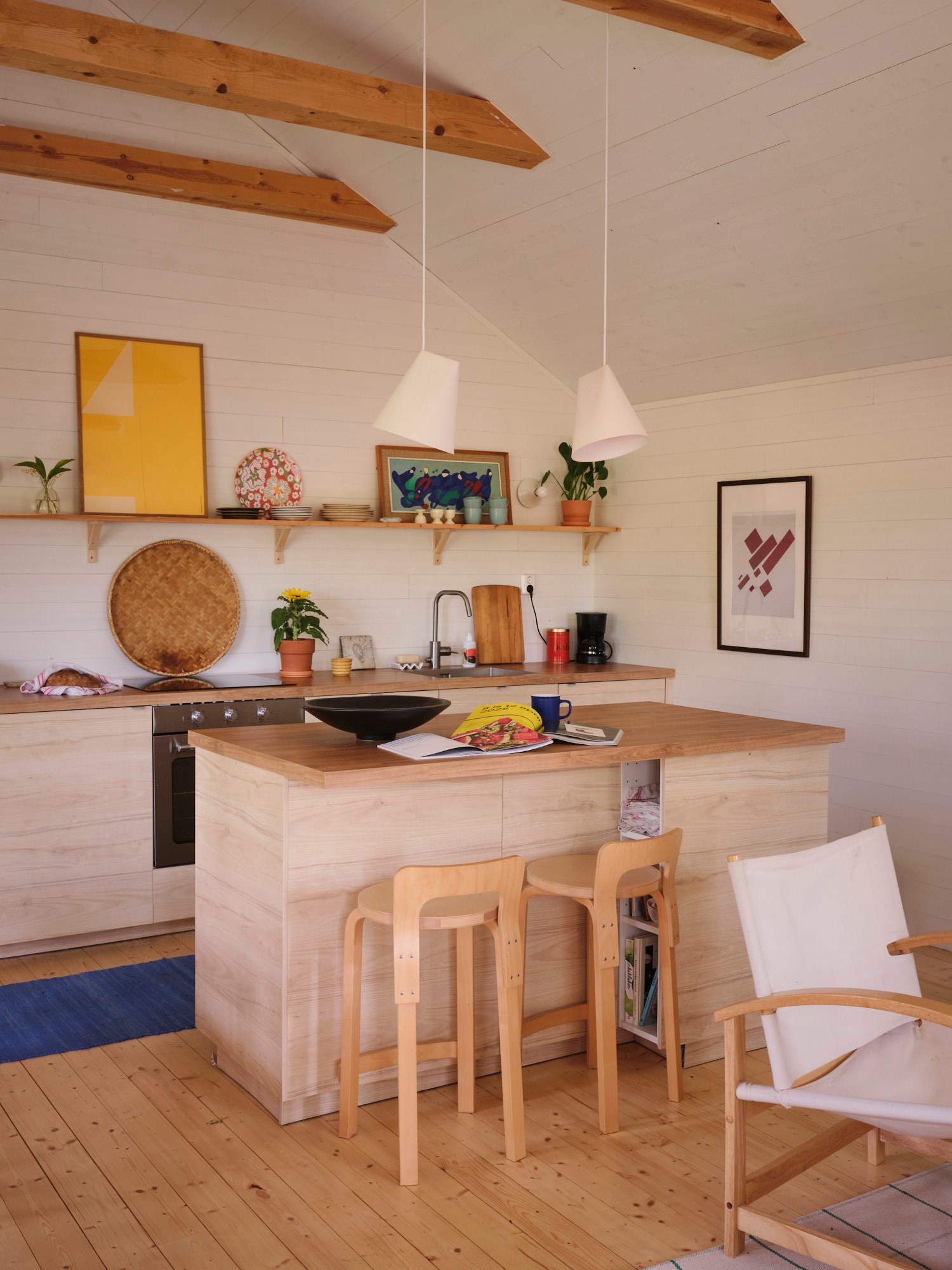 cuisine ouvertet sur salon décoration scandinave maison rouge en bois Suède cuisine ouvertet sur salon décoration scandinave maison rouge en bois Suède