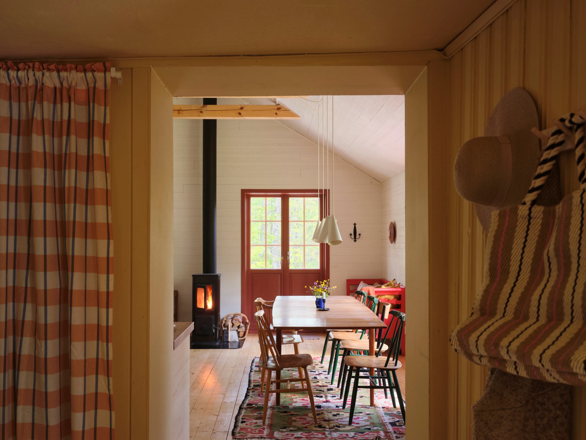 entrée décoration scandinave maison rouge en bois Suède entrée décoration scandinave maison rouge en bois Suède