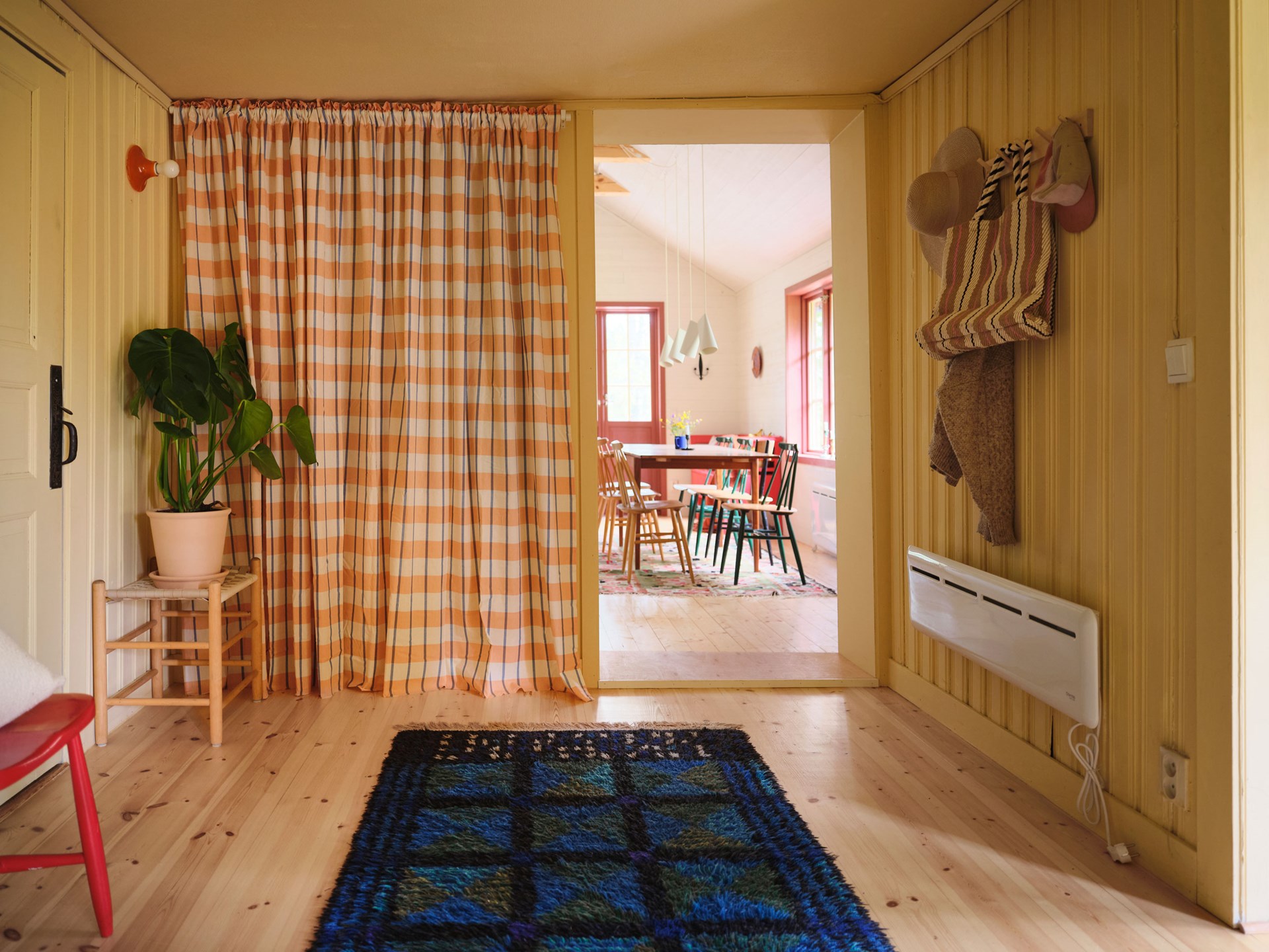 entrée décoration scandinave maison rouge en bois Suède entrée décoration scandinave maison rouge en bois Suède