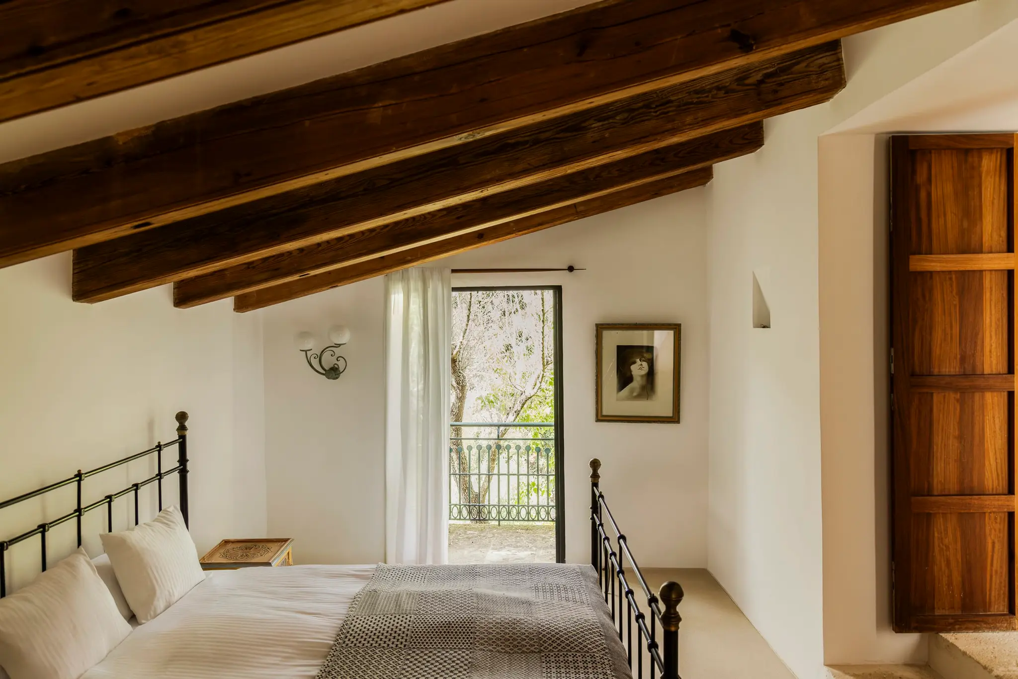 chambre mansardée avec poutres maison ancienne Majorque Ses Aigos chambre mansardée avec poutres maison ancienne Majorque Ses Aigos