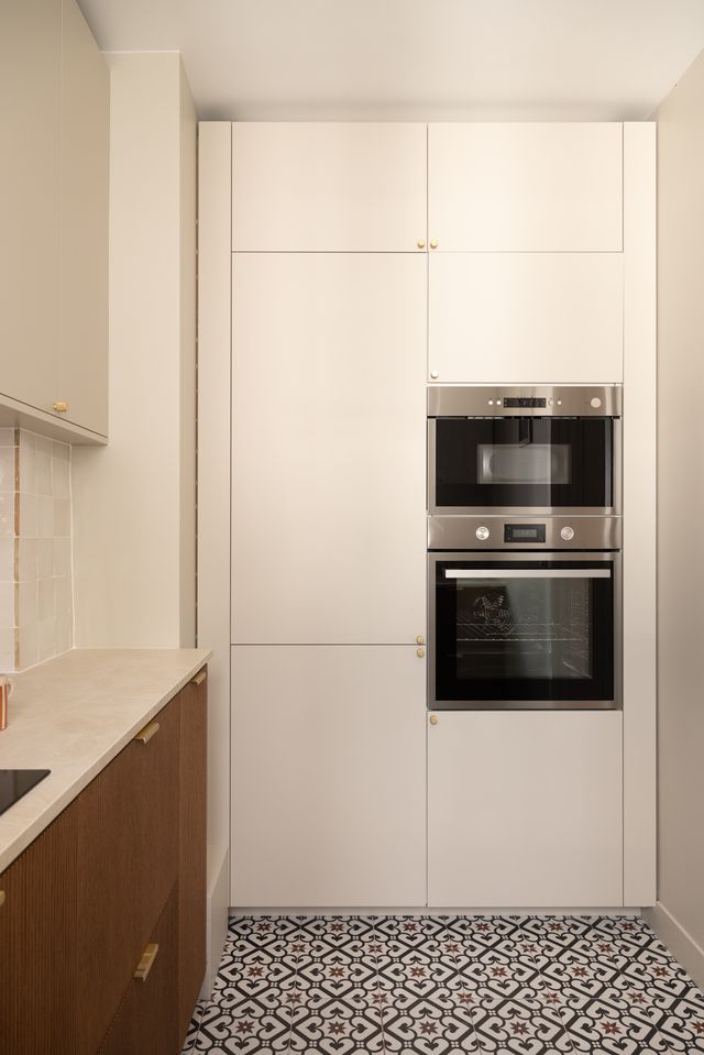 cuisine sol carreaux de ciment ancien appartement 66m2 Paris rénové © Cassandre Favaro cuisine sol carreaux de ciment ancien appartement 66m2 Paris rénové © Cassandre Favaro