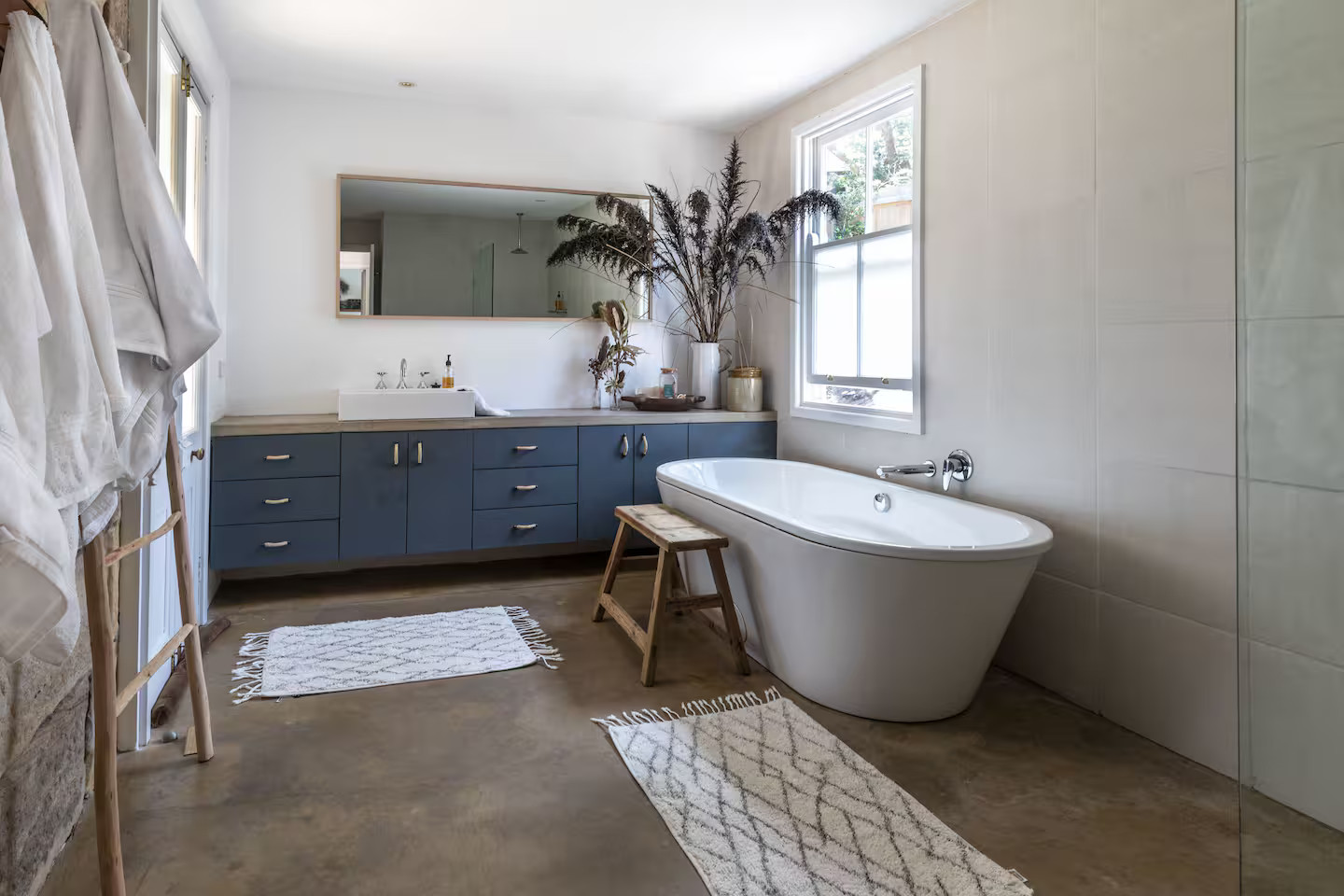 salle de bain avec baignoire îlot design