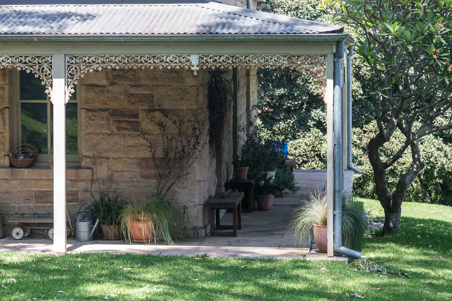 maison à la façade en grès décoration rustique chic Simpson Cottage Bundeena