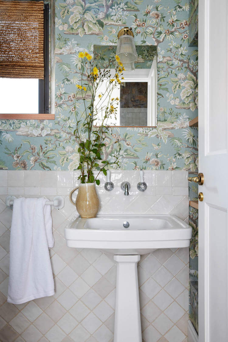 salle de bain avec papier-pient floral bleu et zelliges salle de bain avec papier-pient floral bleu et zelliges