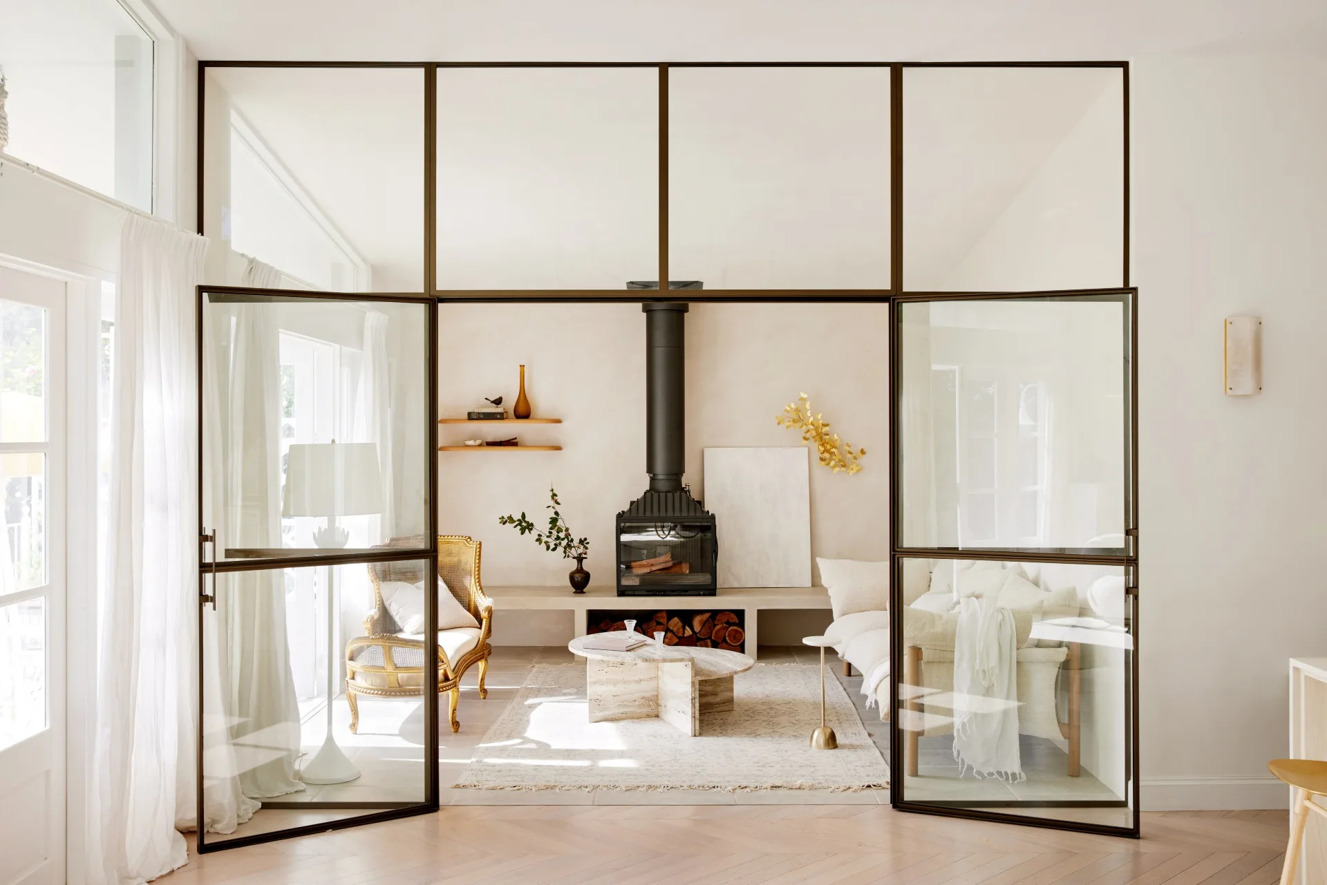 salon avec porte verrière décoration contemporaine