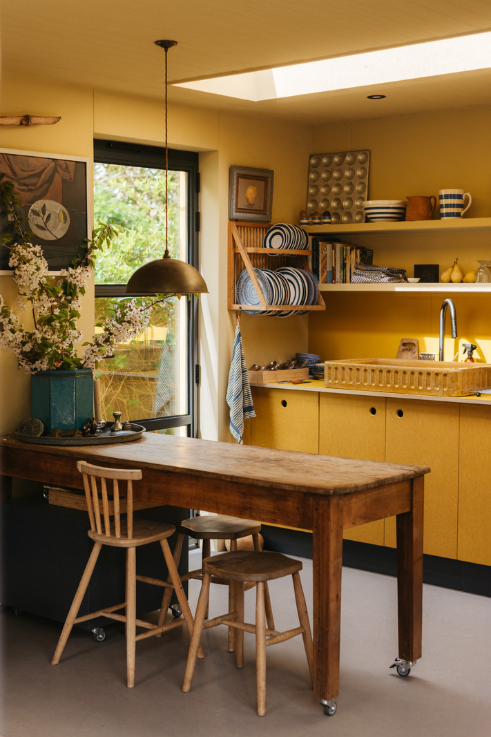 cuisine meubles murs plafonds jaune décoration contemporaine