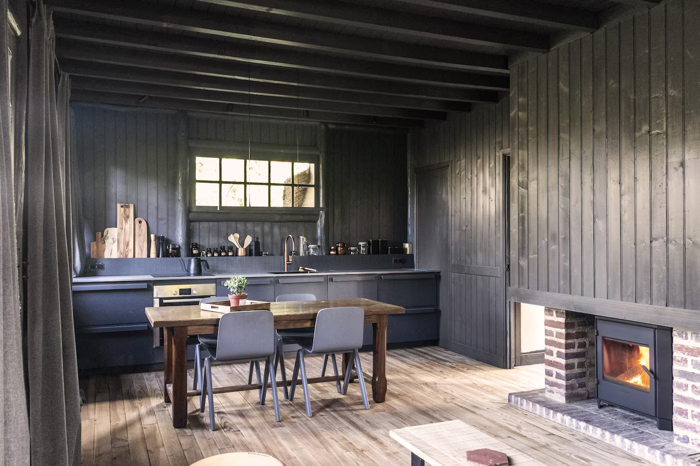 salle à manger et cuisine ouverte petite maison en bois Neska Lodge vallée de Chevreuse