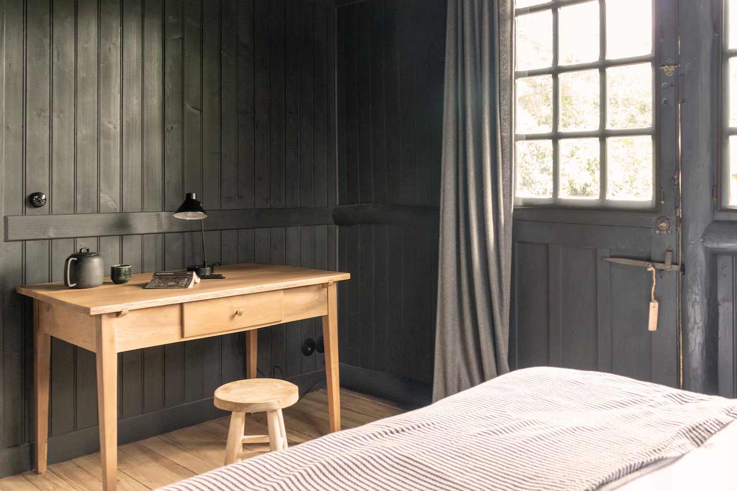 chambre avec bureau petite maison en bois Neska Lodge vallée de Chevreuse