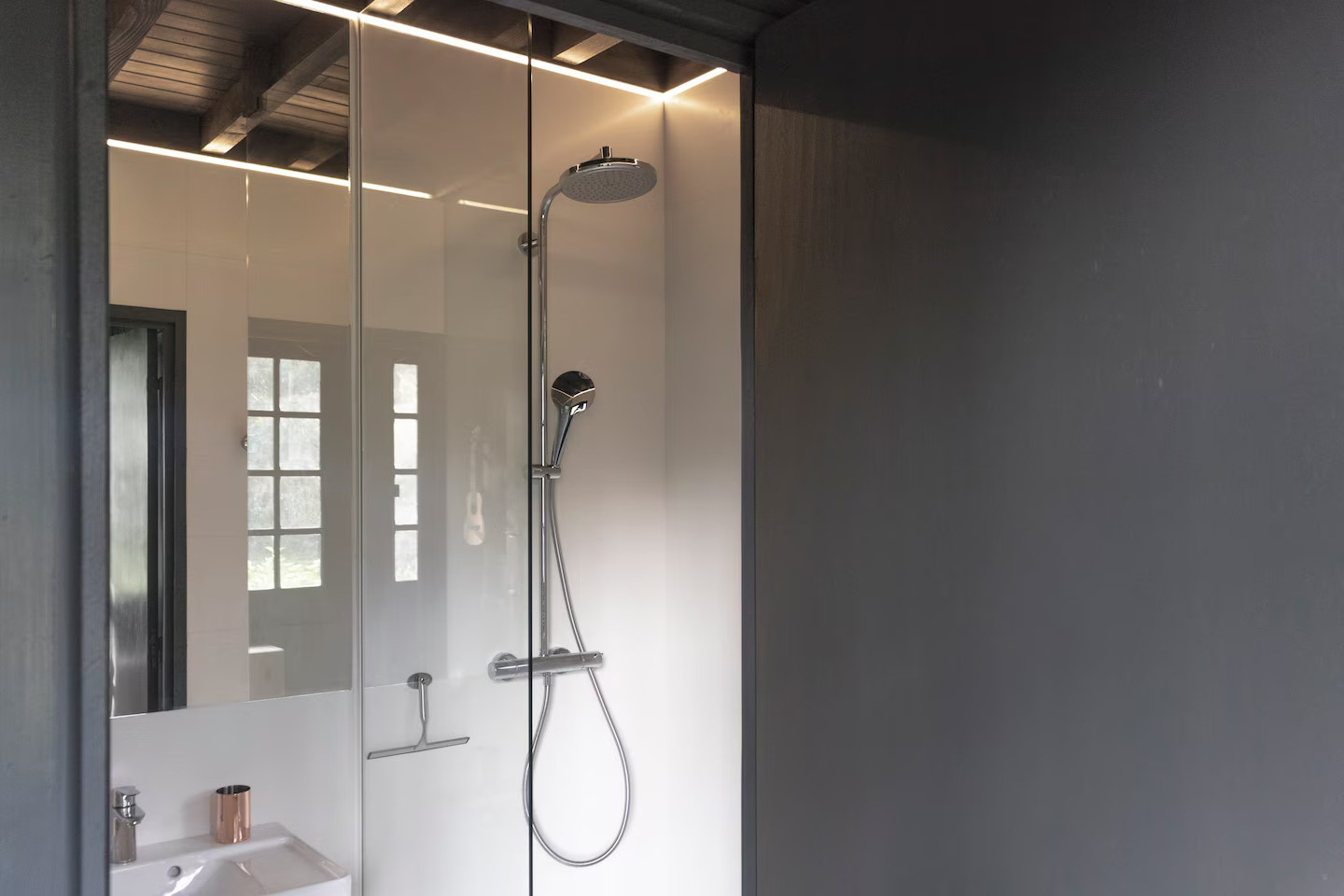 salle de bain grise petite maison en bois Neska Lodge vallée de Chevreuse