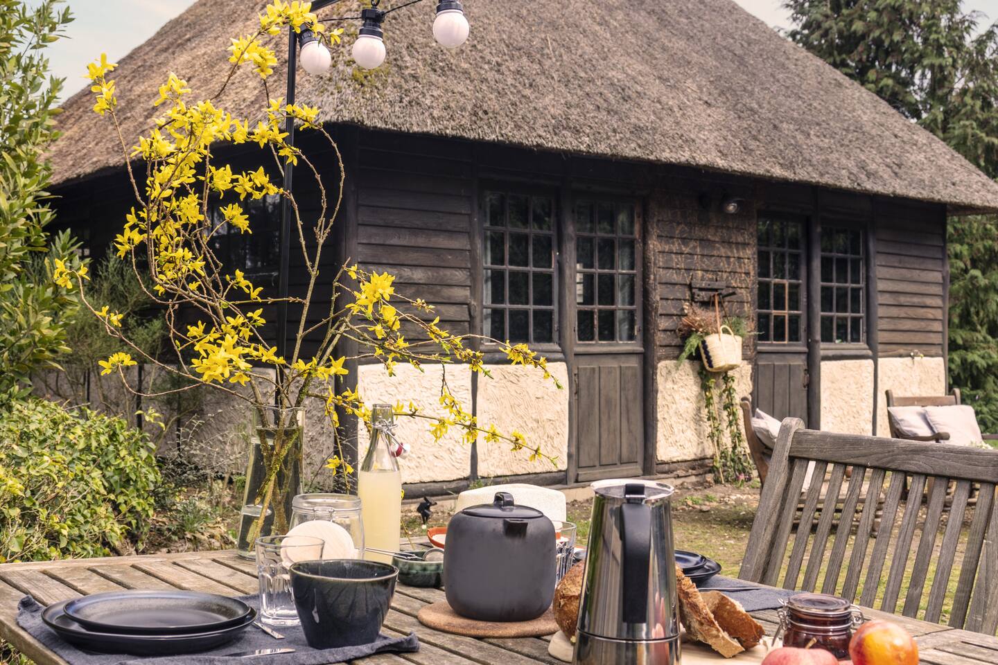 petite maison en bois au toit de chaume Neska Lodge vallée de Chevreuse