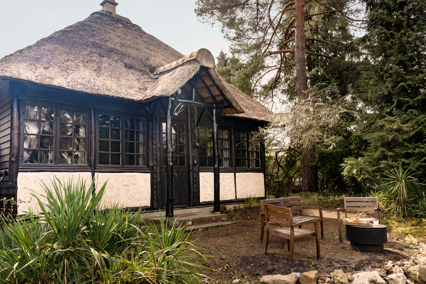 petite maison en bois au toit de chaume Neska Lodge vallée de Chevreuse
