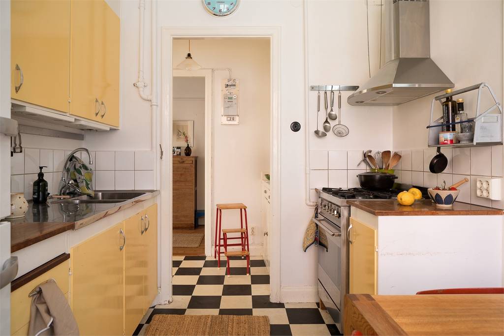 cuisine jaune sol à damier noir et blanc décoration scandinave vintage cuisine jaune sol à damier noir et blanc décoration scandinave vintage
