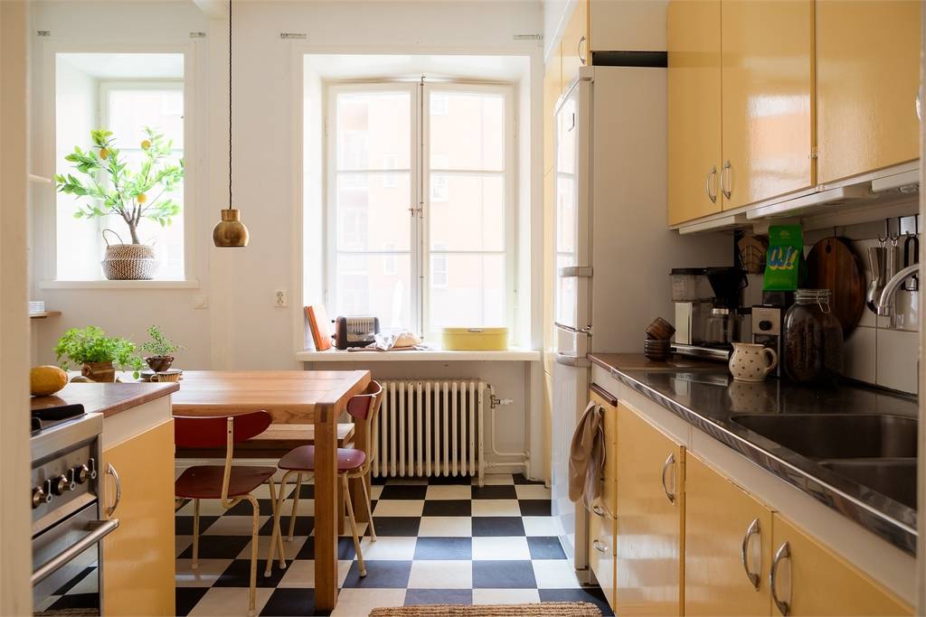 cuisine jaune sol à damier noir et blanc décoration scandinave vintage cuisine jaune sol à damier noir et blanc décoration scandinave vintage