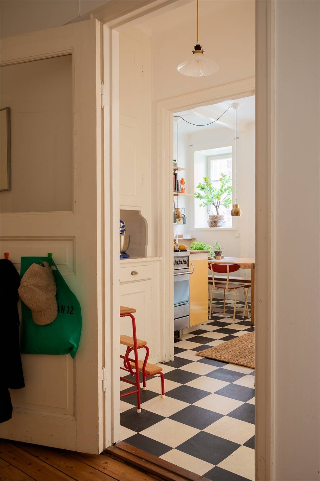 cuisine jaune sol à damier noir et blanc décoration scandinave vintage cuisine jaune sol à damier noir et blanc décoration scandinave vintage