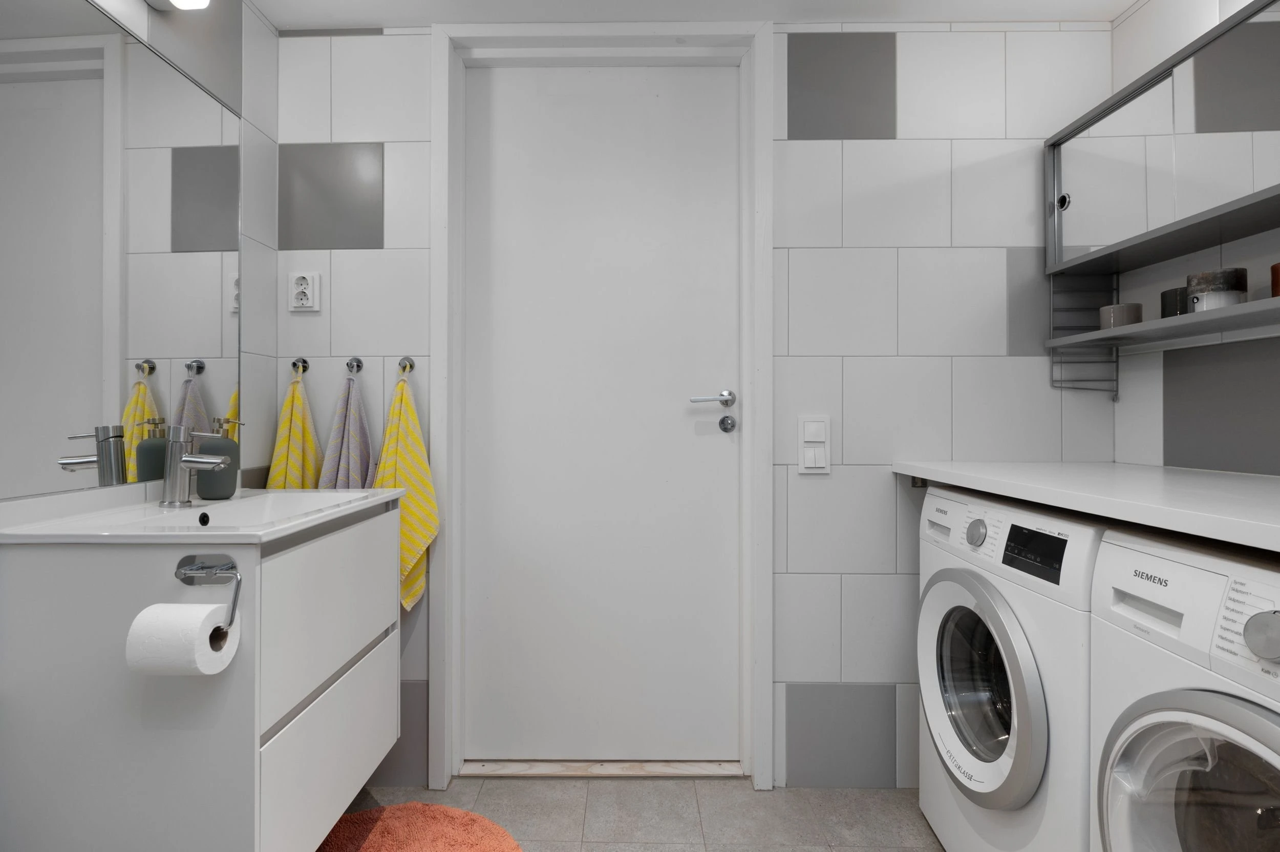 salle de bain avec espace buanderie