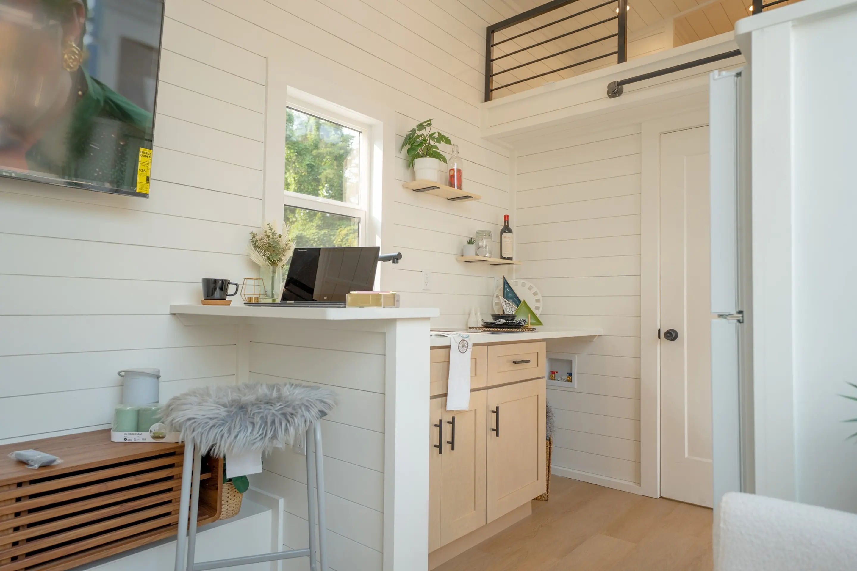 cuisine et espace bureau tiny house 19m2