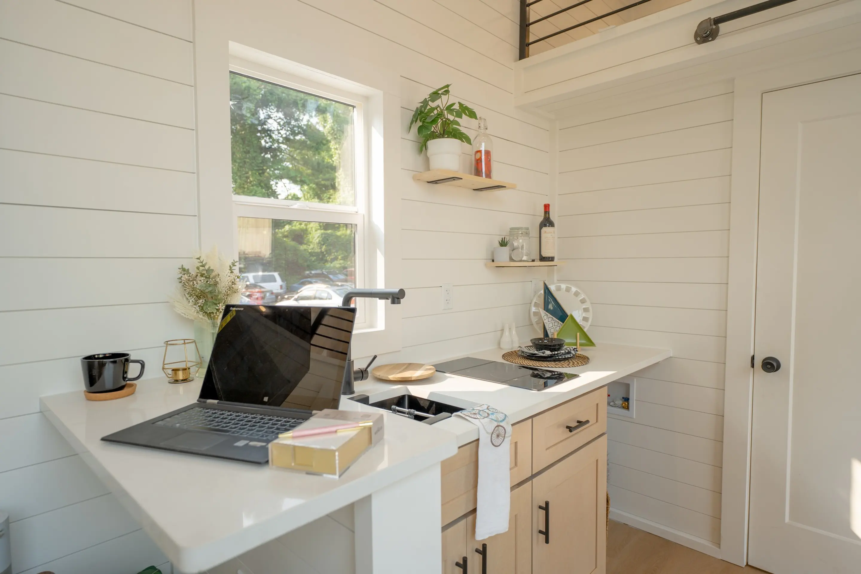 cuisine et espace bureau tiny house 19m2