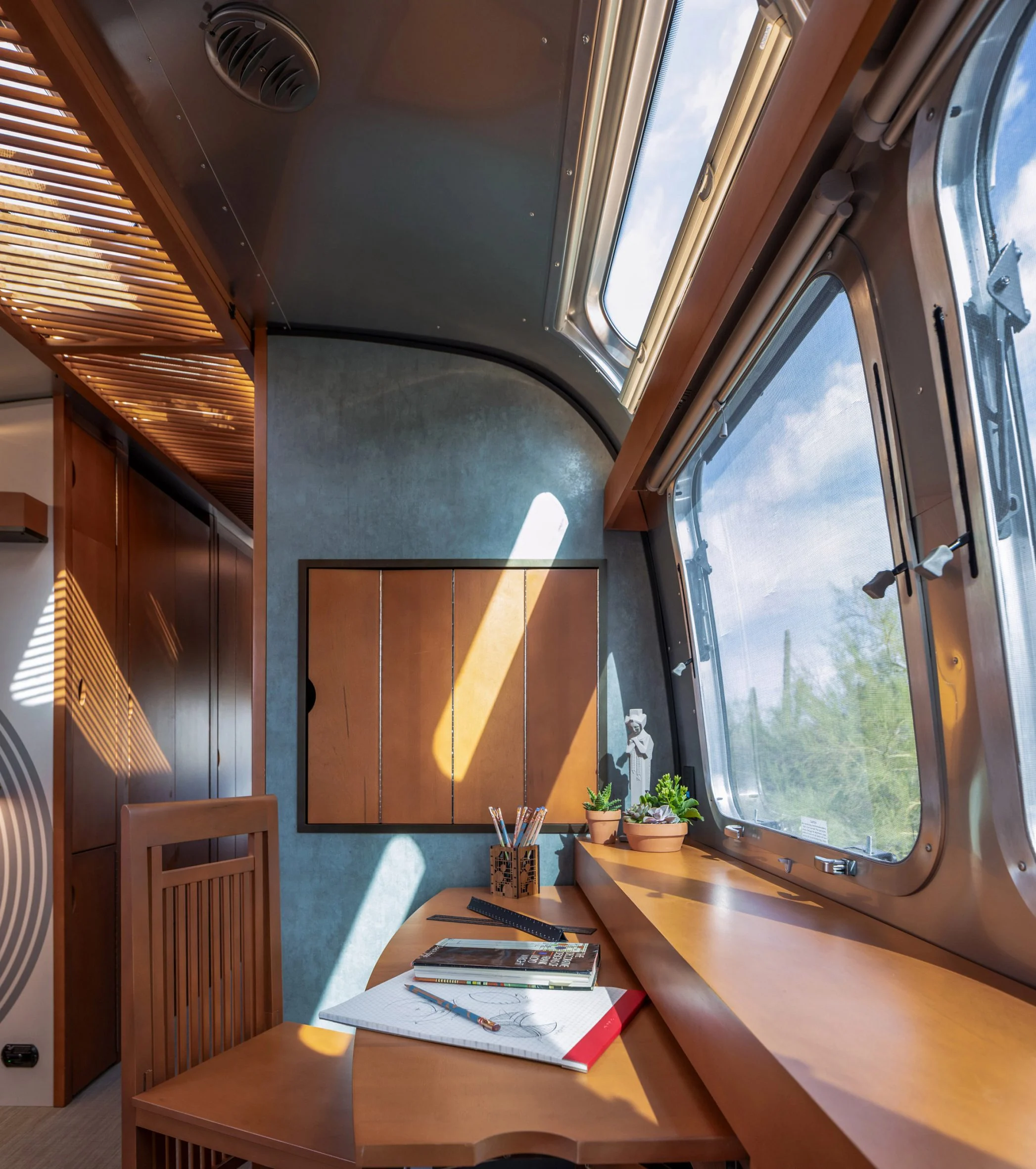 intérieur caravane Airstream collaboration Frank Lloyd Wright Foundation intérieur caravane Airstream collaboration Frank Lloyd Wright Foundation