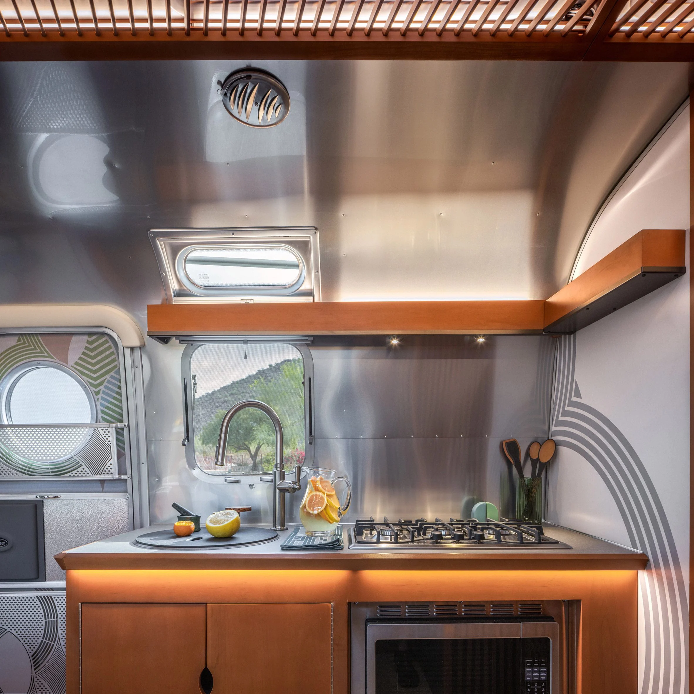 intérieur caravane Airstream collaboration Frank Lloyd Wright Foundation intérieur caravane Airstream collaboration Frank Lloyd Wright Foundation