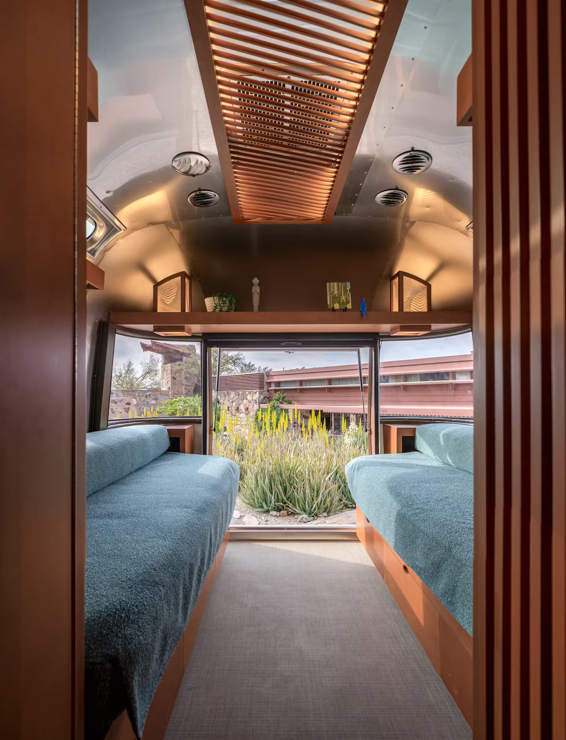 intérieur caravane Airstream collaboration Frank Lloyd Wright Foundation intérieur caravane Airstream collaboration Frank Lloyd Wright Foundation
