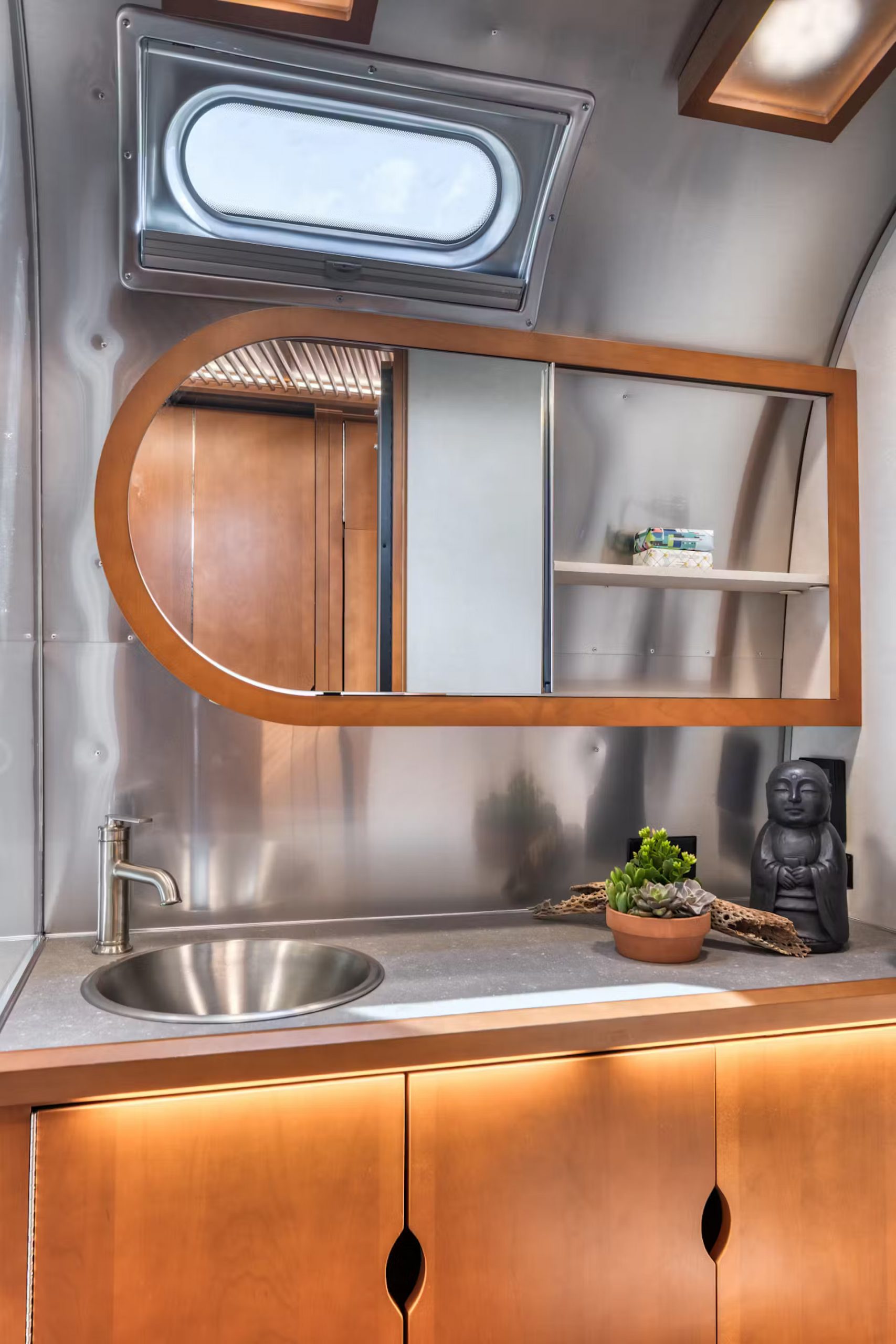 intérieur caravane Airstream collaboration Frank Lloyd Wright Foundation intérieur caravane Airstream collaboration Frank Lloyd Wright Foundation
