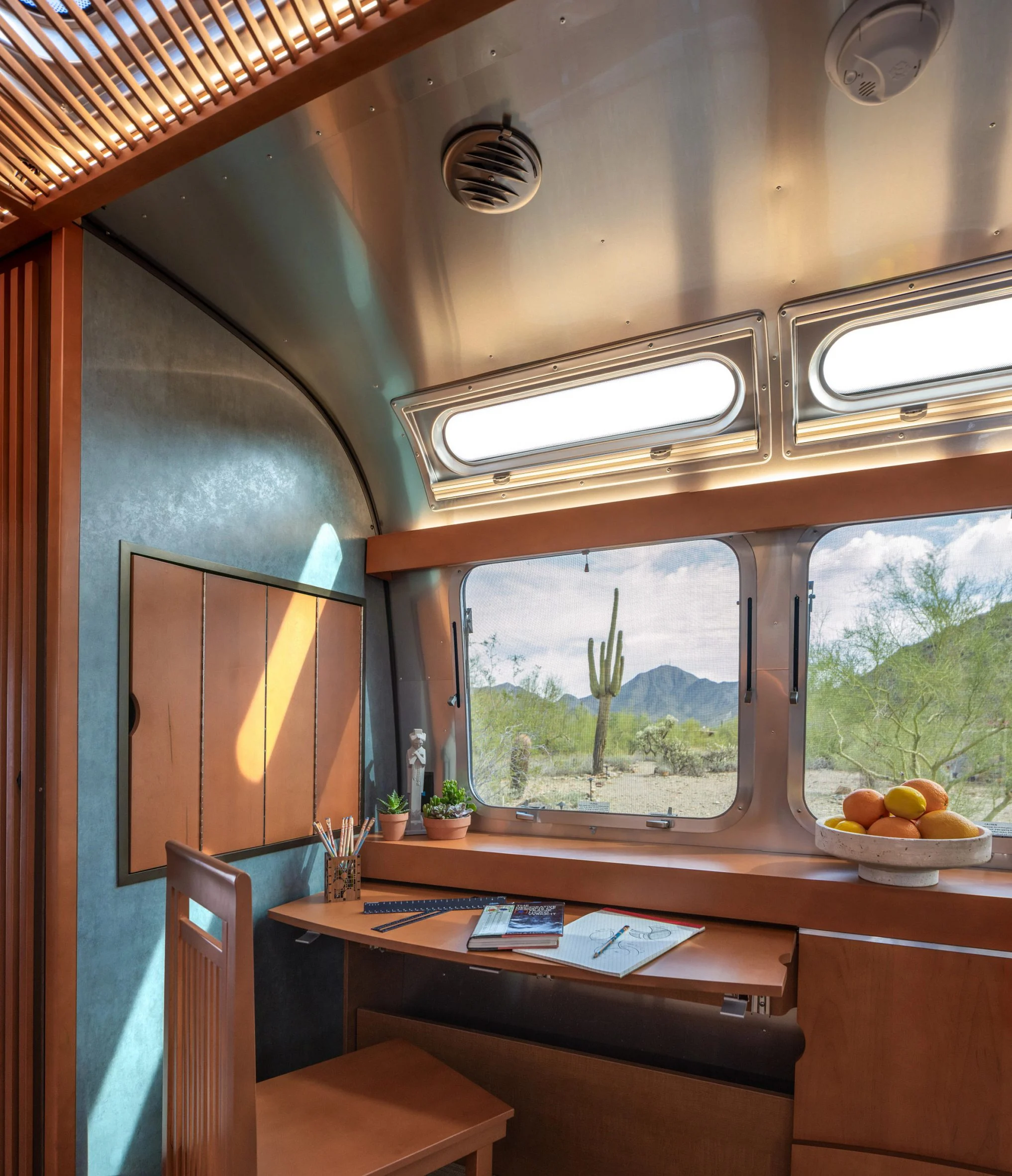 intérieur caravane Airstream collaboration Frank Lloyd Wright Foundation intérieur caravane Airstream collaboration Frank Lloyd Wright Foundation