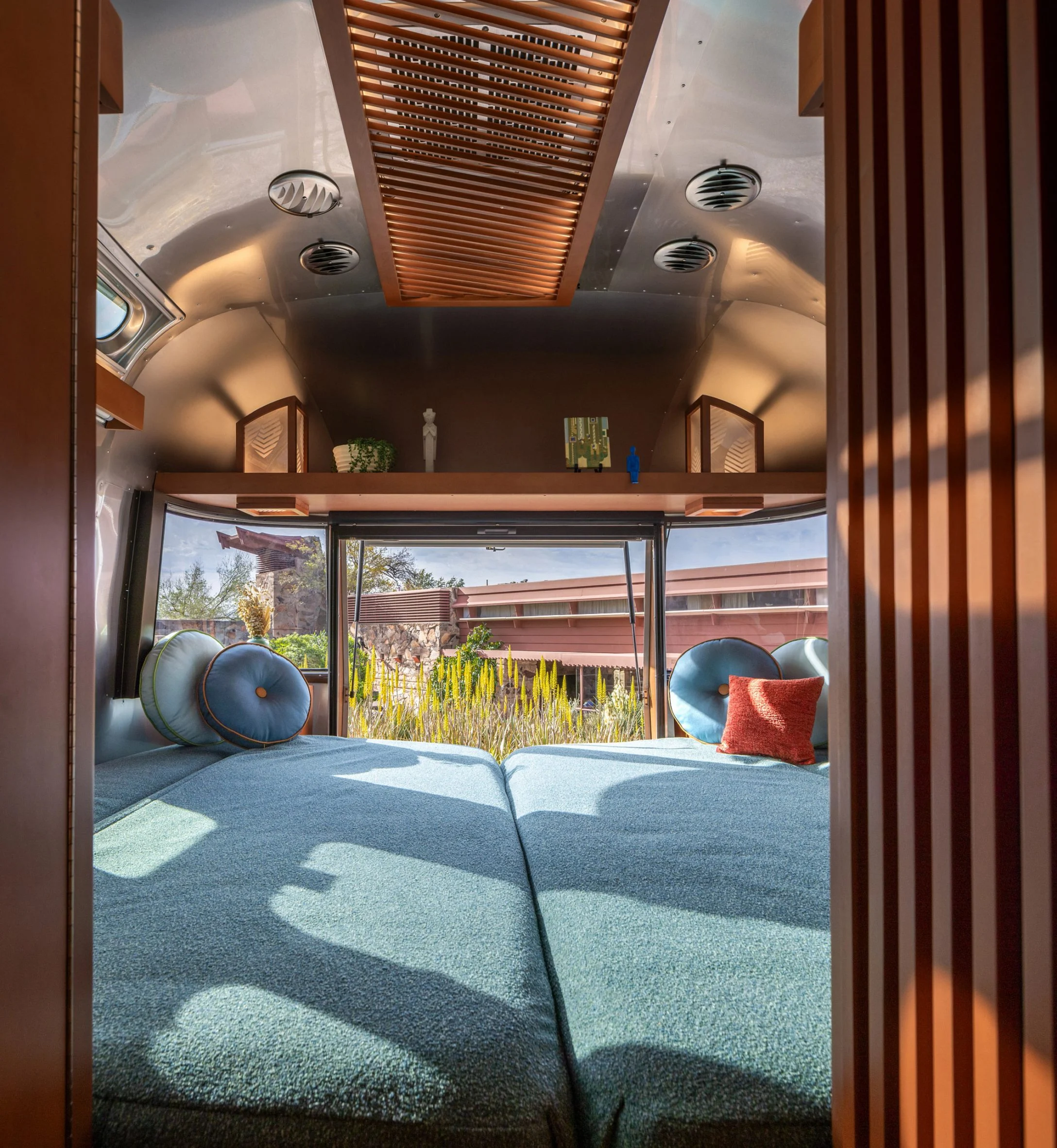 intérieur caravane Airstream collaboration Frank Lloyd Wright Foundation intérieur caravane Airstream collaboration Frank Lloyd Wright Foundation