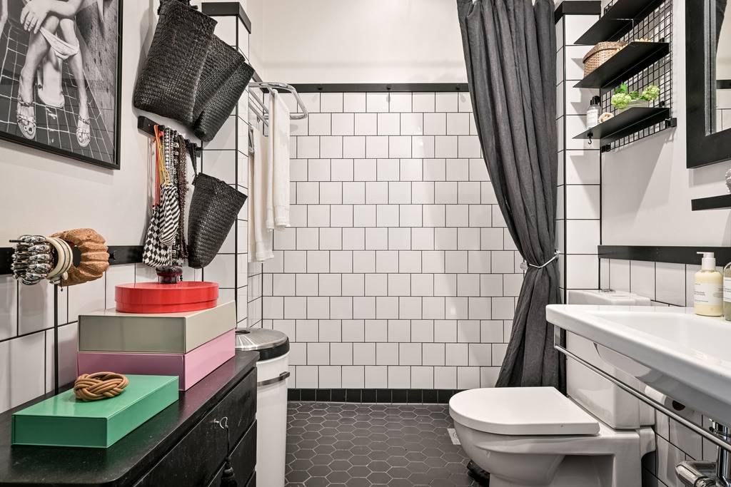 salle de bain noire et blanche