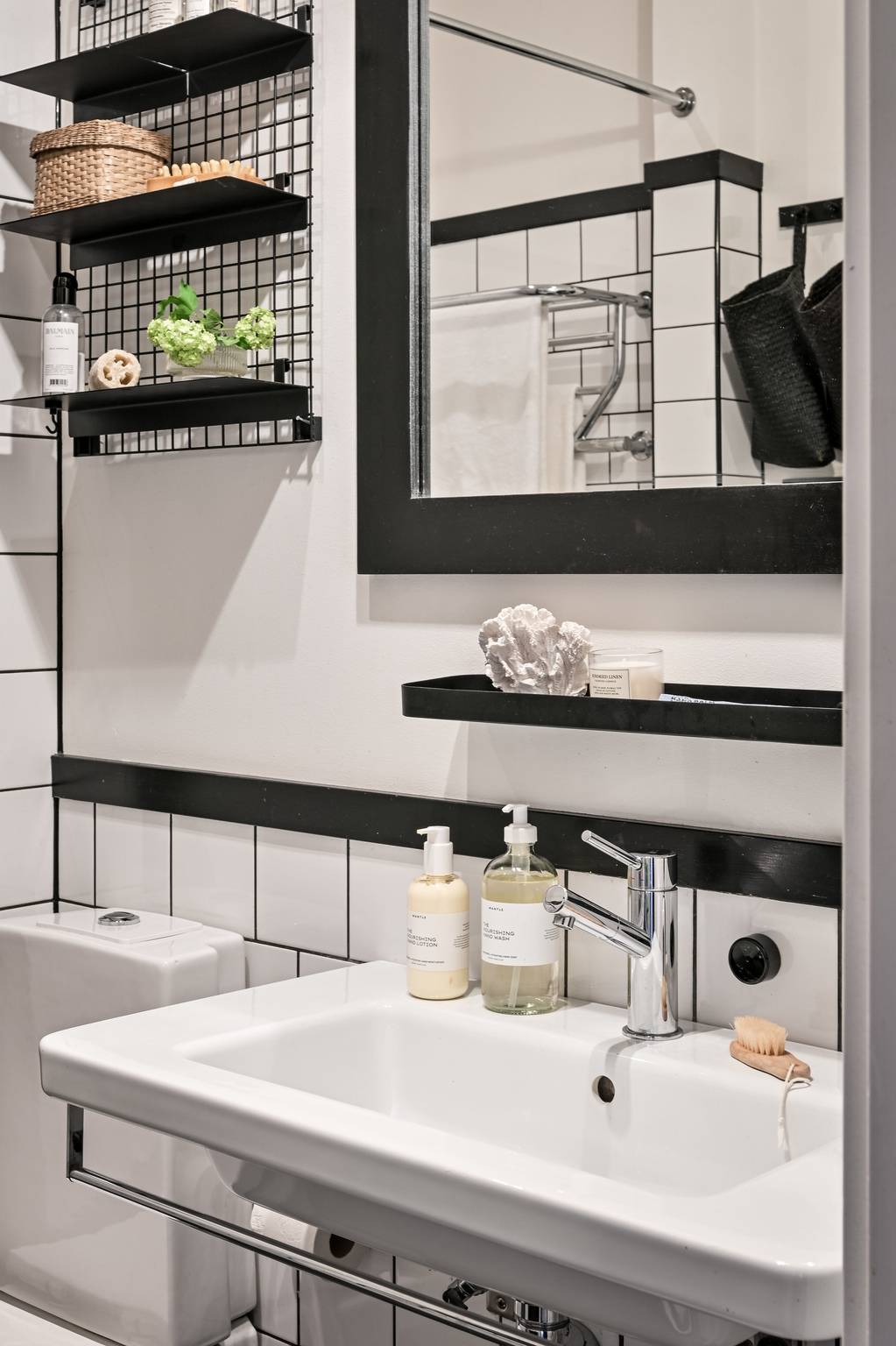 salle de bain noire et blanche