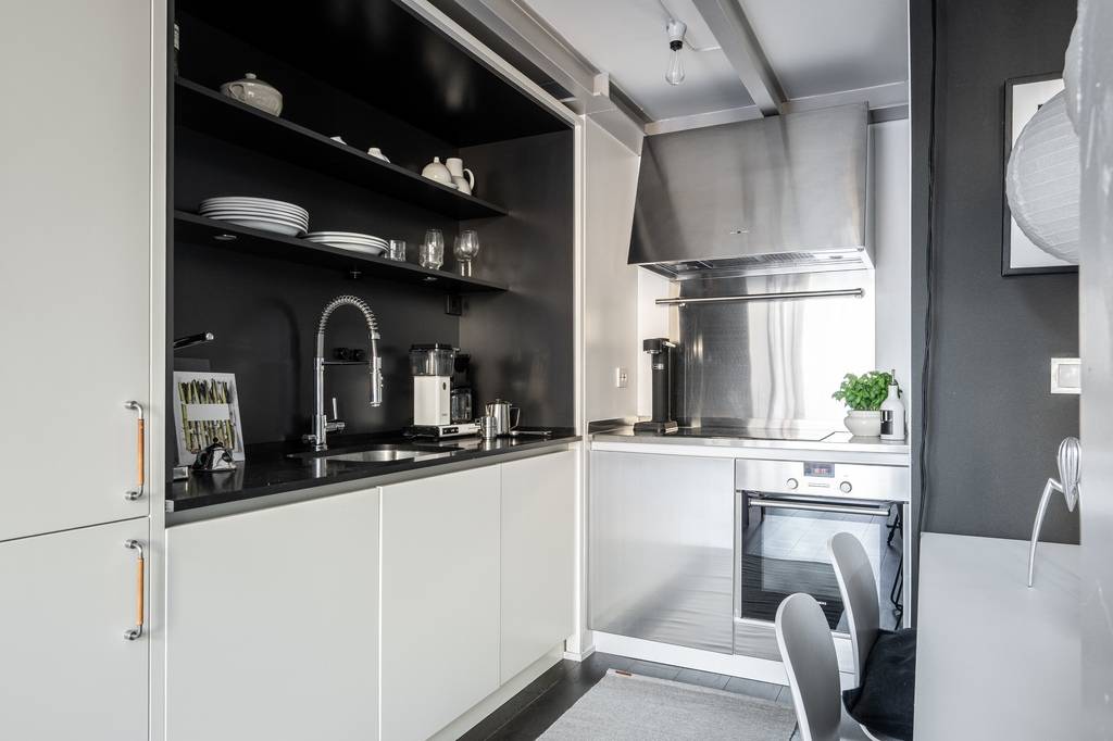 cuisine sous mezzanine décoration noire et blanche appartement 58m2 en duplex