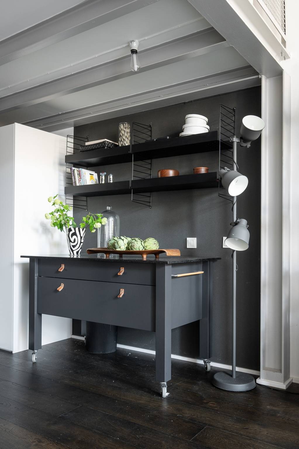 cuisine sous mezzanine décoration noire et blanche appartement 58m2 en duplex