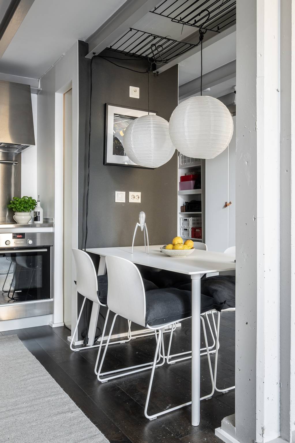 cuisine sous mezzanine décoration noire et blanche appartement 58m2 en duplex