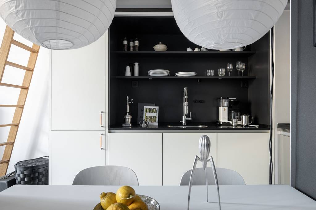 cuisine sous mezzanine décoration noire et blanche appartement 58m2 en duplex