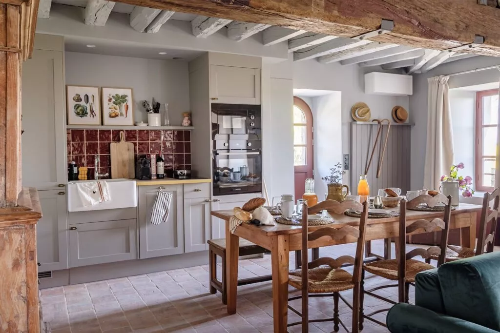 salle à manger avec poutres maison ancienne rénovée Domaine du Moulin de Richebourg salle à manger avec poutres maison ancienne rénovée Domaine du Moulin de Richebourg