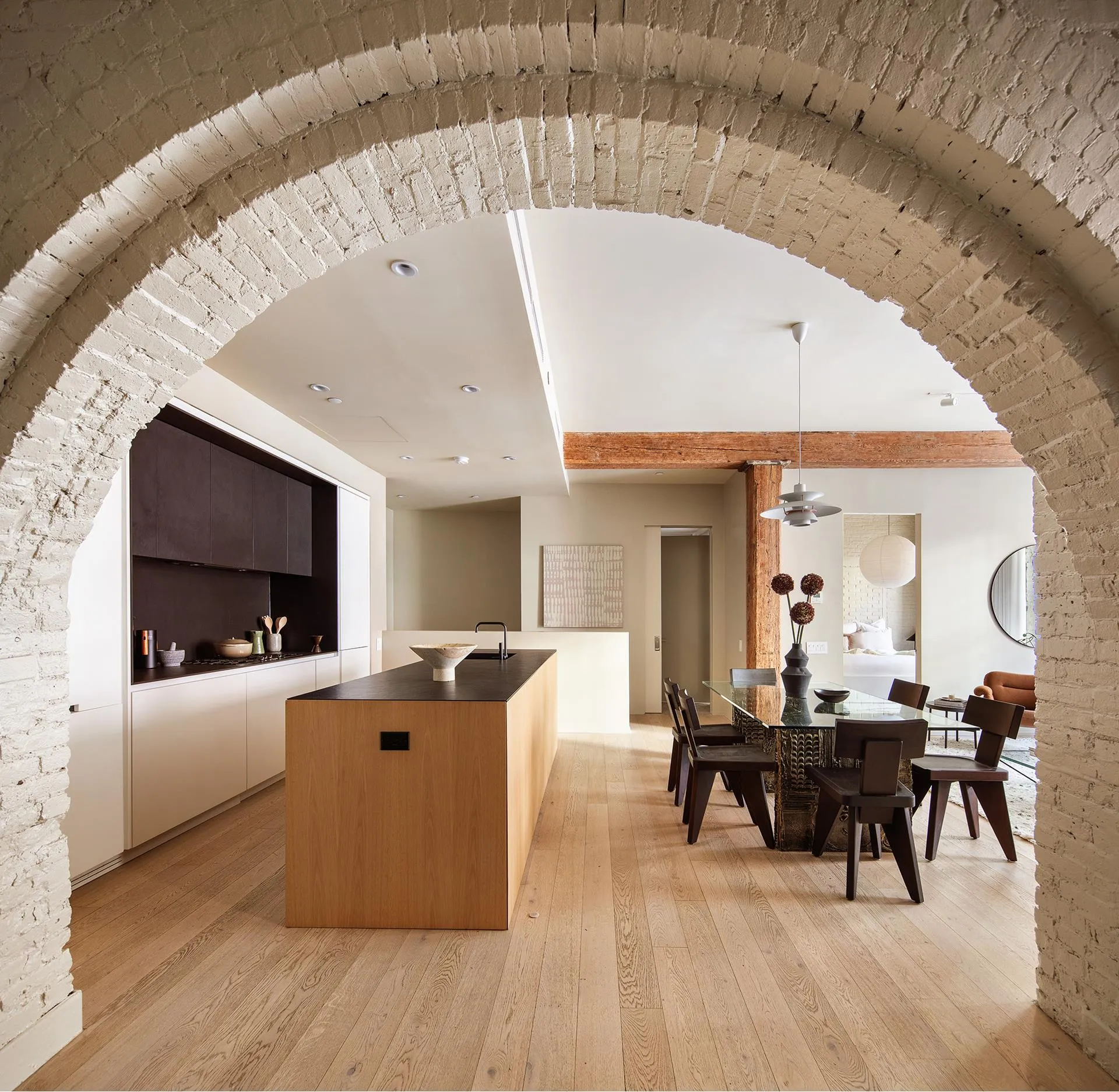 cuisine et salle à manger maison de ville Brooklyn avec ouverture cintrée