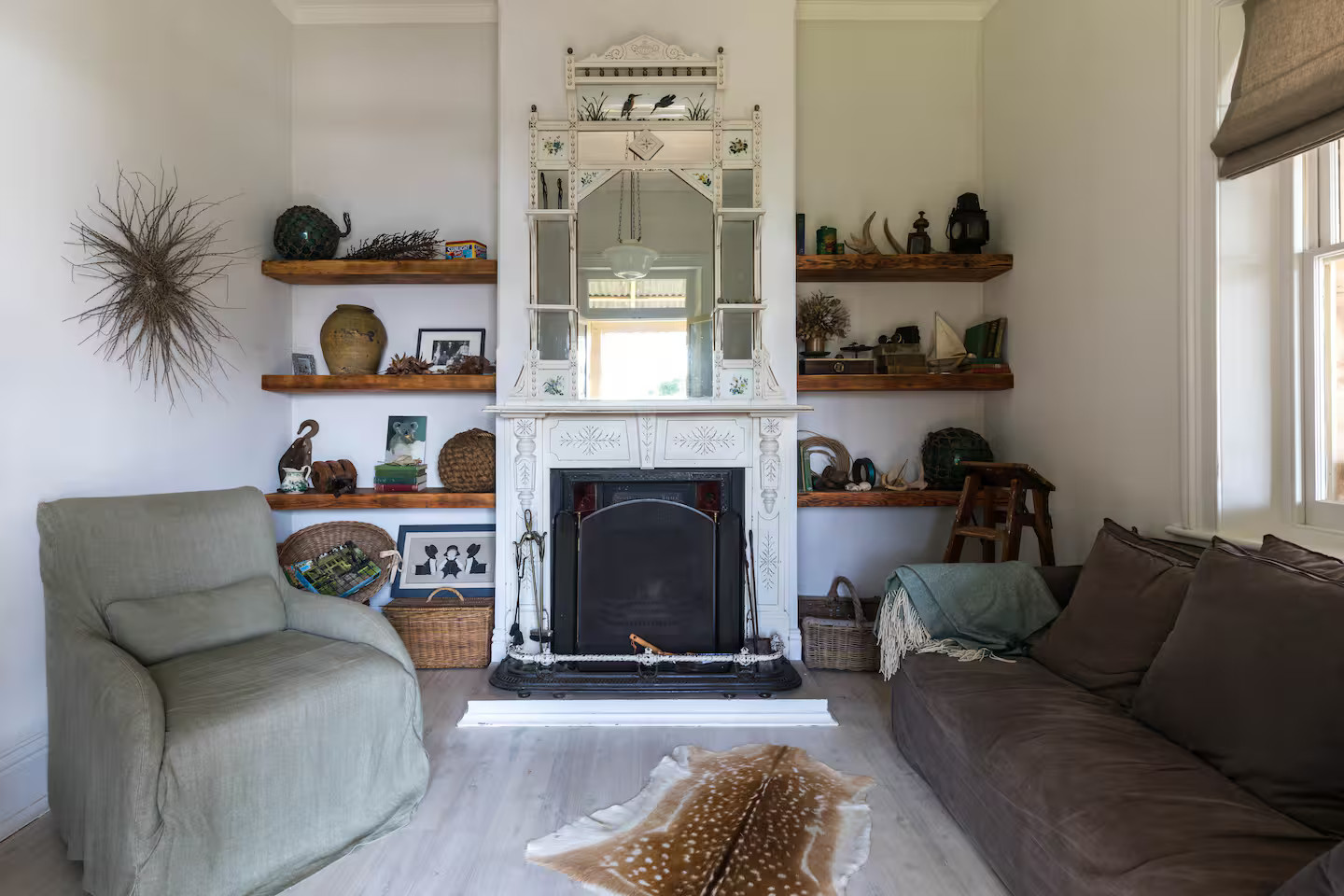 salon avec cheminée victorienne décoration rustique chic Simpson Cottage Bundeena