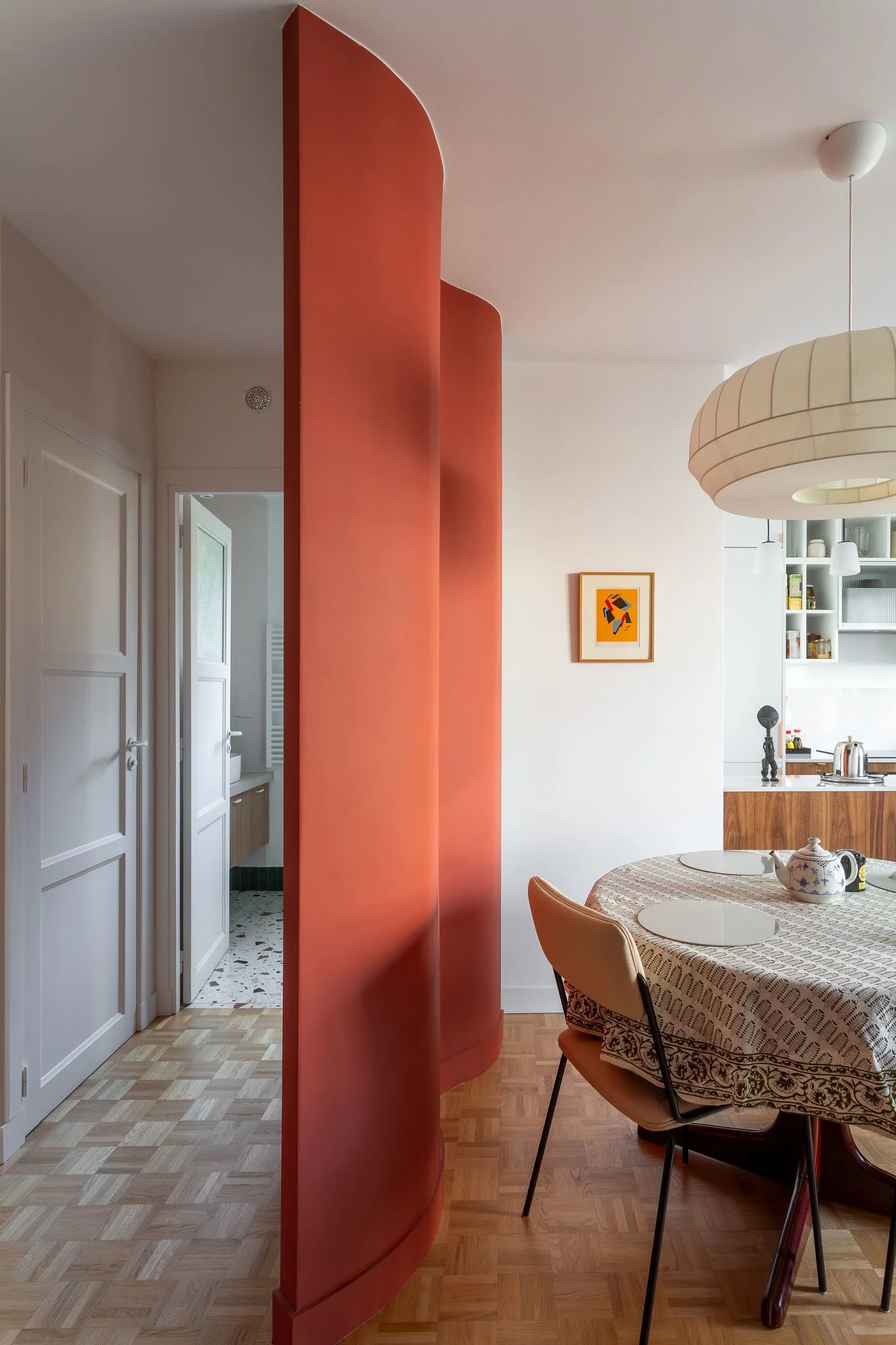 entrée avec cloison courbe petit appartement 47m2 Paris