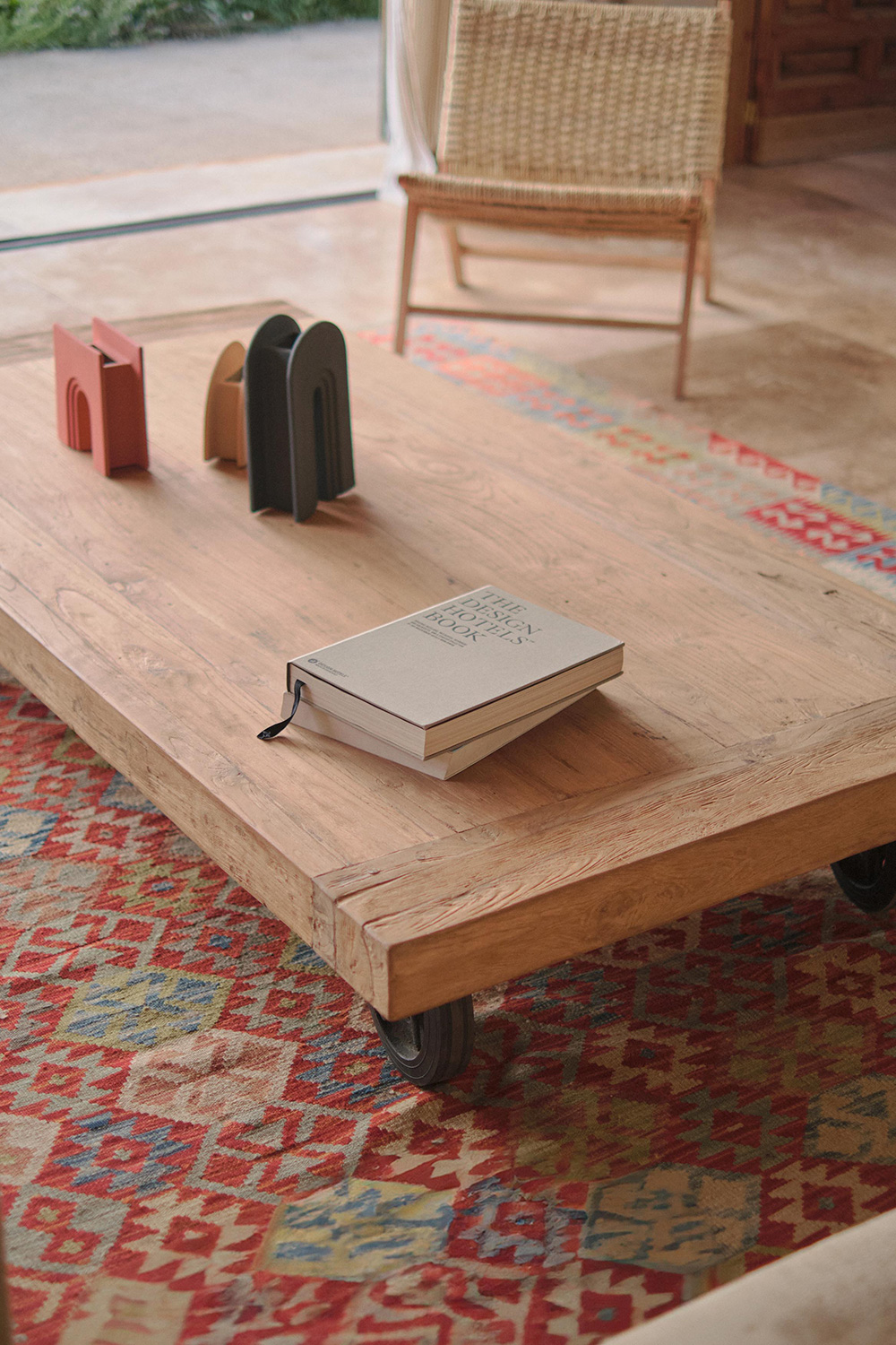 table basse bois sur roues sur tapis kilim table basse bois sur roues sur tapis kilim