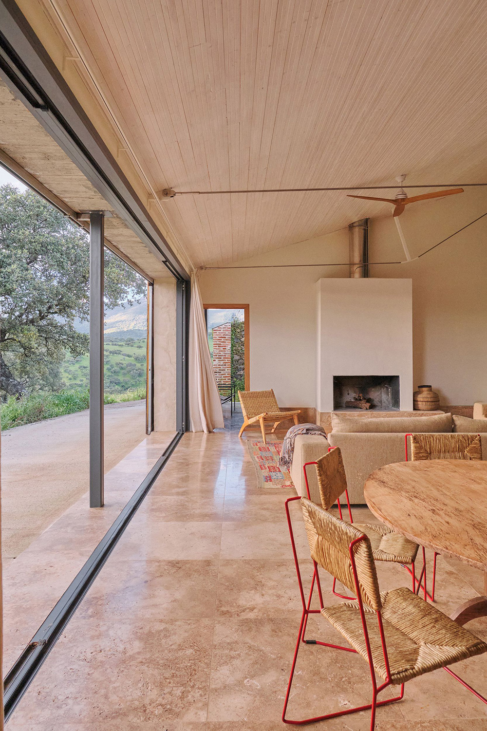 salon et salle à manger avec baies vitrées maison rénovée décoration méditerranéenne salon et salle à manger avec baies vitrées maison rénovée décoration méditerranéenne
