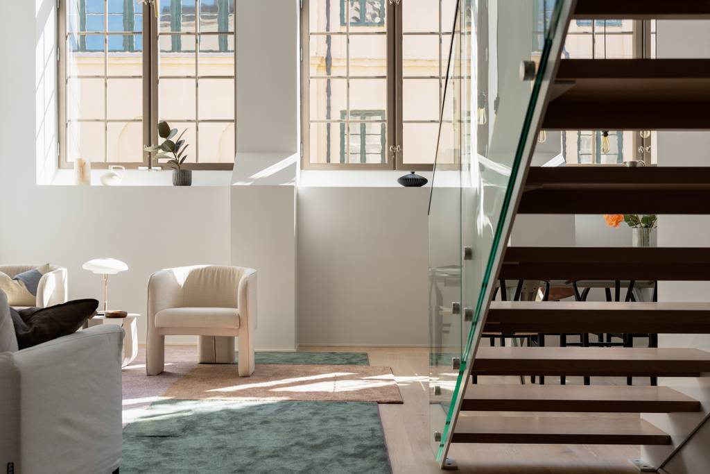 salon décoration contemporaine avec escalier bois et verre
