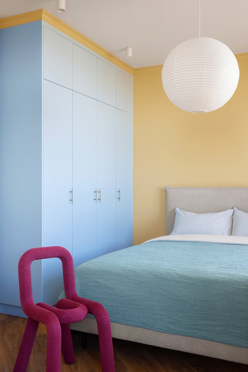 chambre mur jaune placard bleu appartement 45m2 chambre mur jaune placard bleu appartement 45m2